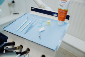 Zahnmedizinische Werkzeuge mit Zahnpasta und Zahnseide