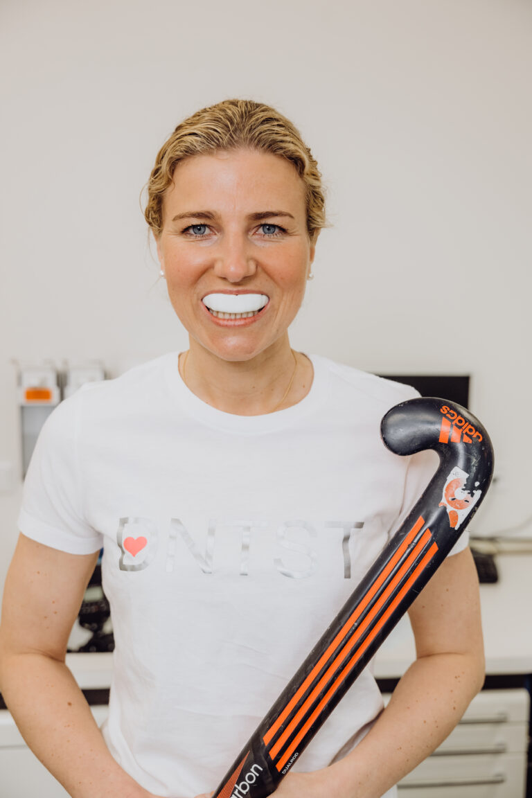 Dr. Ann-Charlotte Berthold mit Hockey-Schläger und Mundschutz