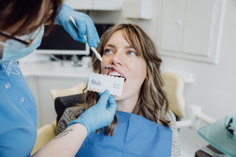 Patientin bei der Erfassung der Zahnfarbe vor Bleaching-Behandlung