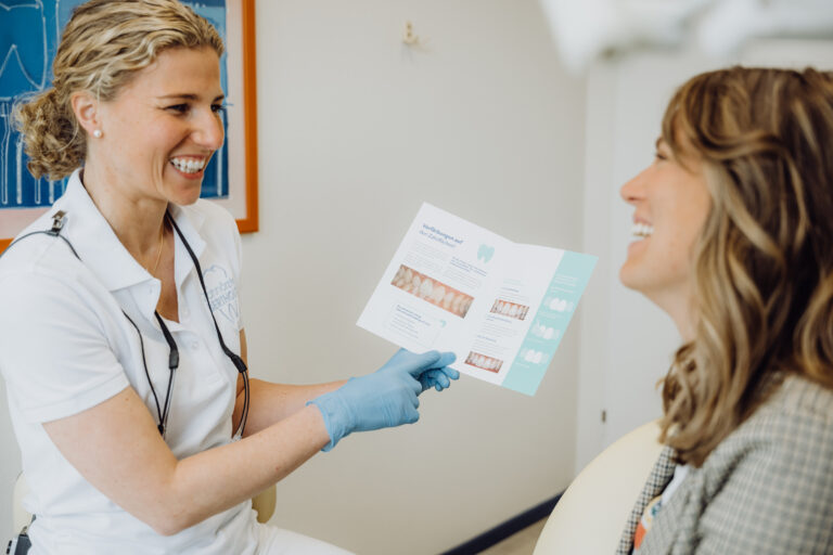 Dr. Ann-Charlotte Berthold erklärt Patientin Broschüre